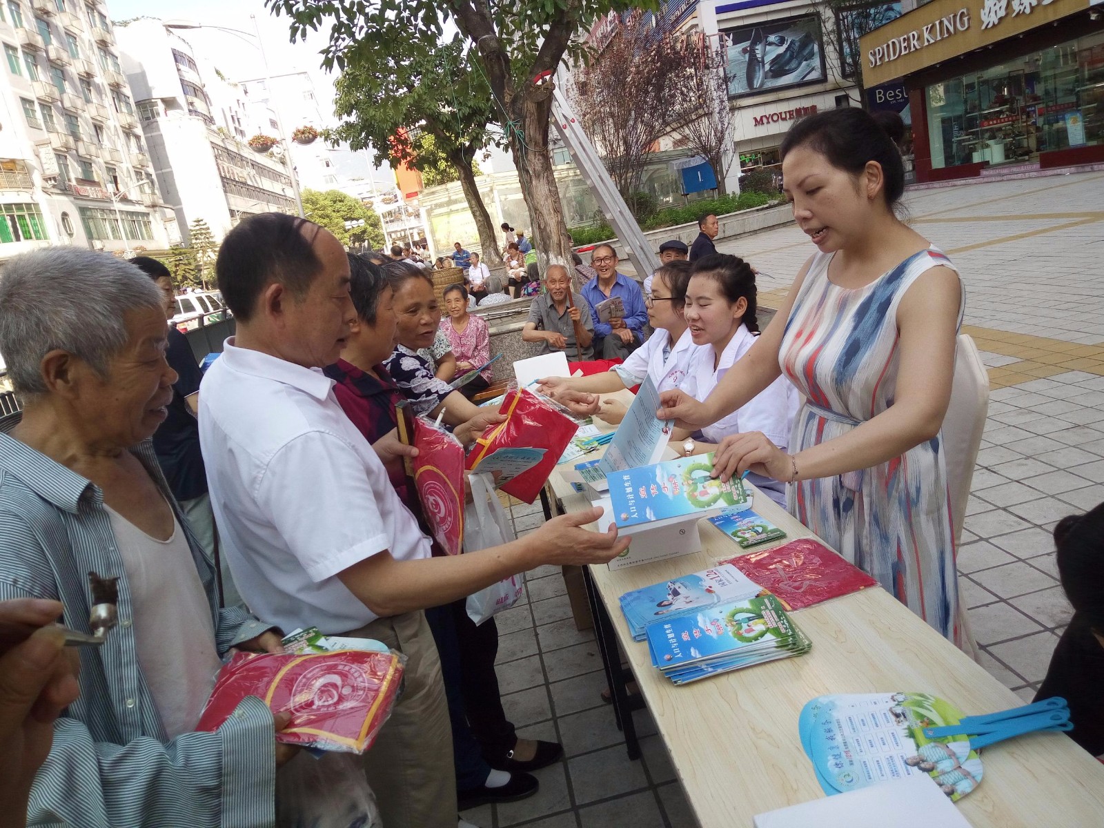 人口计生赶场宣传活动_清新县政府门户网站 清新启动人口计生赶场宣传活动(3)